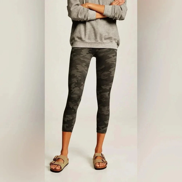 Spanx Look At Me Now Camo Leggings Cropped - Picture 2 of 8